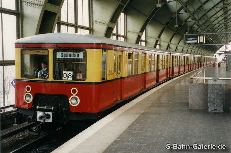 476 002 im Mai 2000 in Berlin-Ostbahnhof - S-Bahn-Galerie.de 476 002 im Mai 2000 in Berlin-Ostbahnhof - S-Bahn-Galerie.de