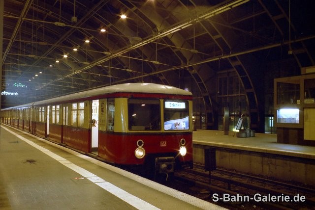 477 191 am Abend des 09.08.2003 in Berlin-Ostbahnhof - S-Bahn-Galerie.de 477 191 am Abend des 09.08.2003 in Berlin-Ostbahnhof - S-Bahn-Galerie.de