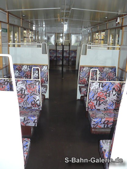 Fahrgastraum des Triebwagen 477 602 (ex Peenemünde) am 05.06.2010 in der Triebwagenhalle Erkner - S-Bahn-Galerie.de Fahrgastraum des Triebwagen 477 602 (ex Peenemünde) am 05.06.2010 in der Triebwagenhalle Erkner - S-Bahn-Galerie.de