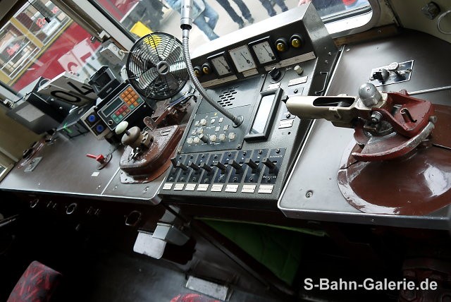 Führerstand des 477 602 am 20.05.2017 vor der Triebwagenhalle Erkner - S-Bahn-Galerie.de Führerstand des 477 602 am 20.05.2017 vor der Triebwagenhalle Erkner - S-Bahn-Galerie.de
