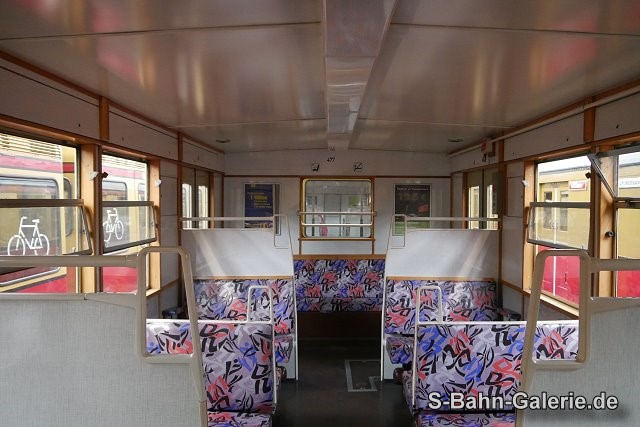 Fahrgastraum des 477 602 am 25.05.2024 vor der Triebwagenhalle Erkner - S-Bahn-Galerie.de Fahrgastraum des 477 602 am 25.05.2024 vor der Triebwagenhalle Erkner - S-Bahn-Galerie.de