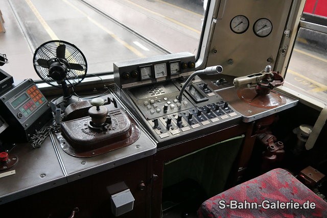 Führerstand des 477 602 am 25.05.2024 in der Triebwagenhalle Erkner - S-Bahn-Galerie.de Führerstand des 477 602 am 25.05.2024 in der Triebwagenhalle Erkner - S-Bahn-Galerie.de