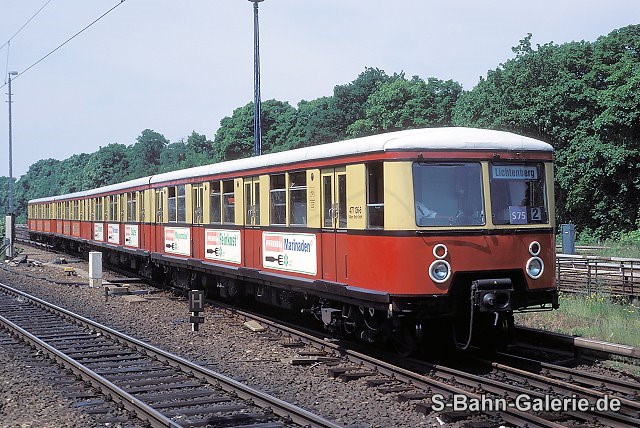 477 136 am 29.06.1997 in Berlin-Charlottenburg - S-Bahn-Galerie.de 477 136 am 29.06.1997 in Berlin-Charlottenburg - S-Bahn-Galerie.de
