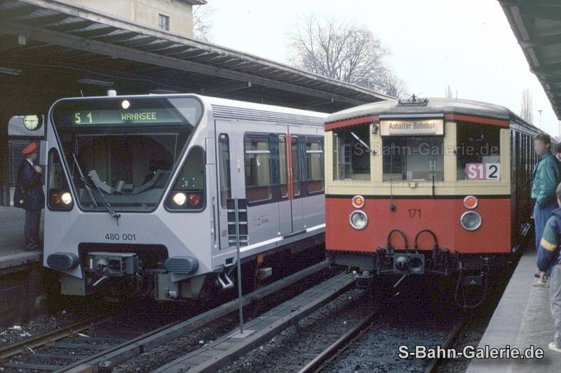 Prototyp 480 001 in kristallblau am 18.12.1987 in Berlin-Wannsee - S-Bahn-Galerie.de Prototyp 480 001 in kristallblau am 18.12.1987 in Berlin-Wannsee - S-Bahn-Galerie.de