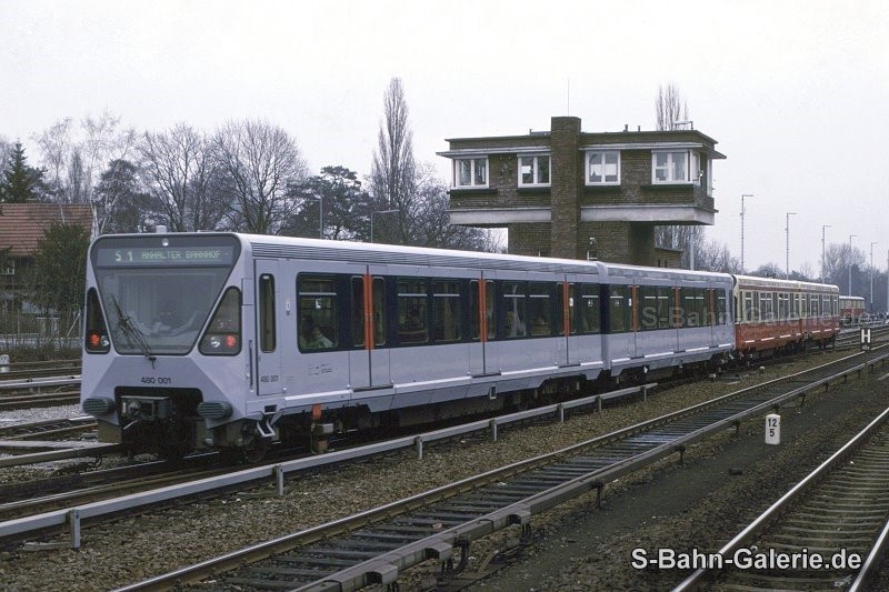 Prototyp 480 001 + 480 501 in kristallblau am 30.08.1988 in Berlin-Wannsee - S-Bahn-Galerie.de Prototyp 480 001 + 480 501 in kristallblau am 30.08.1988 in Berlin-Wannsee - S-Bahn-Galerie.de