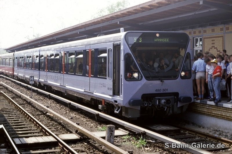 Prototyp 480 001 in kristallblau am 10.05.1987 in Berlin-Grunewald - S-Bahn-Galerie.de Prototyp 480 001 in kristallblau am 10.05.1987 in Berlin-Grunewald - S-Bahn-Galerie.de