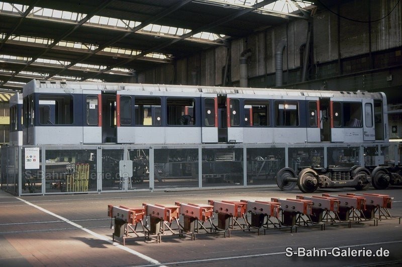 Prototyp 480 502 am 18.09.1995 in kristallblau in der Hauptwerkstatt - S-Bahn-Galerie.de Prototyp 480 502 am 18.09.1995 in kristallblau in der Hauptwerkstatt - S-Bahn-Galerie.de