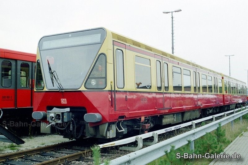 480 002 / 480 502 in rot / gelb am 27.10.2001 in Berlin, Abstellanlage Hundekehle - S-Bahn-Galerie.de 480 002 / 480 502 in rot / gelb am 27.10.2001 in Berlin, Abstellanlage Hundekehle - S-Bahn-Galerie.de