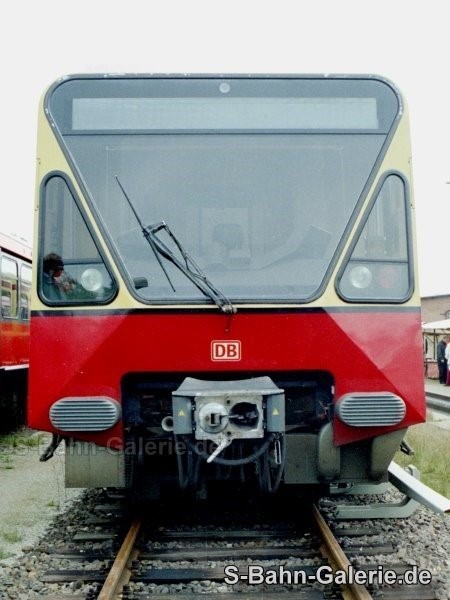 480 002 / 480 502 in rot / gelb am 27.10.2001 in Berlin, Abstellanlage Hundekehle - S-Bahn-Galerie.de 480 002 / 480 502 in rot / gelb am 27.10.2001 in Berlin, Abstellanlage Hundekehle - S-Bahn-Galerie.de