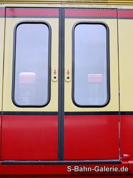 480 002 / 480 502 in rot / gelb am 27.10.2001 in Berlin, Abstellanlage Hundekehle - S-Bahn-Galerie.de 480 002 / 480 502 in rot / gelb am 27.10.2001 in Berlin, Abstellanlage Hundekehle - S-Bahn-Galerie.de