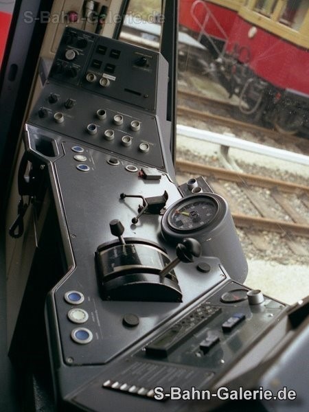 Führerstand des Prototyps 480 002 - BVG und S-Bahn Berlin - S-Bahn-Galerie.de Führerstand des Prototyps 480 002 - BVG und S-Bahn Berlin - S-Bahn-Galerie.de