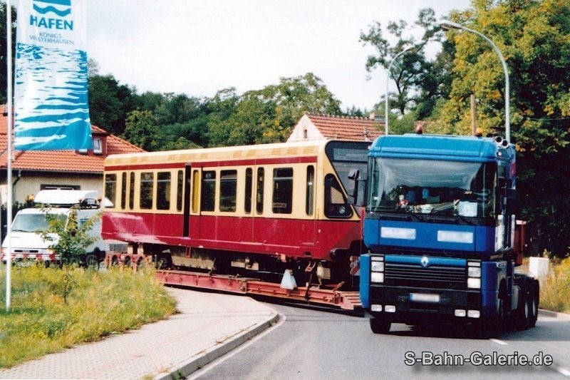 480 003 kommt am 10.09.2003 im Hafen von Königs-Wusterhausen zum Verschrotten an - S-Bahn-Galerie.de 480 003 kommt am 10.09.2003 im Hafen von Königs-Wusterhausen zum Verschrotten an - S-Bahn-Galerie.de