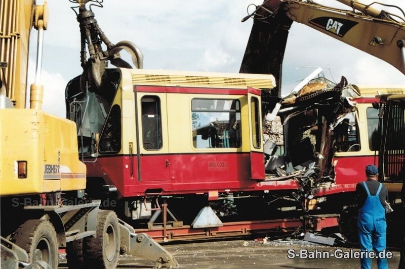 480 003 wird am 10.09.2003 verschrottet - BVG und S-Bahn Berlin - S-Bahn-Galerie.de 480 003 wird am 10.09.2003 verschrottet - BVG und S-Bahn Berlin - S-Bahn-Galerie.de