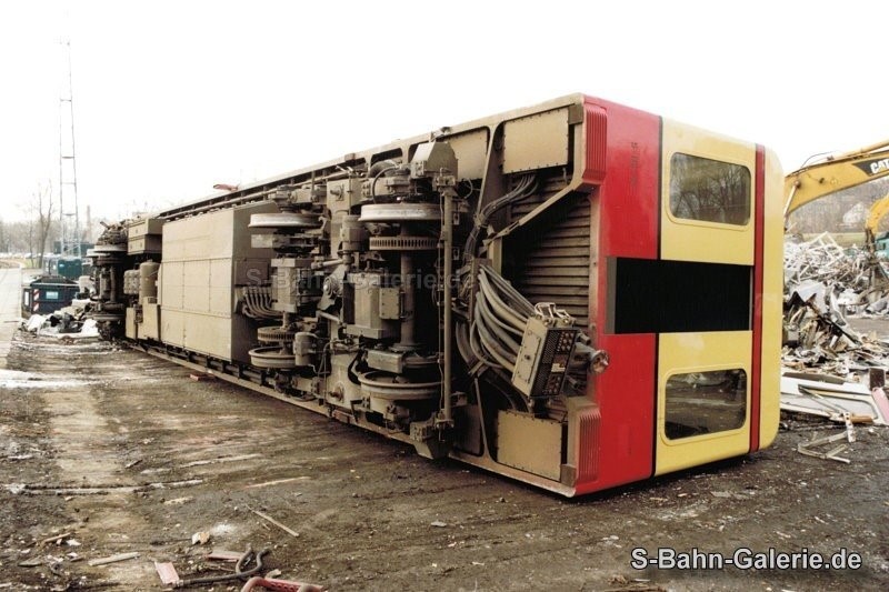 480 504 wird im November 2003 in Königs-Wusterhausen Hafen verschrottet - S-Bahn-Galerie.de 480 504 wird im November 2003 in Königs-Wusterhausen Hafen verschrottet - S-Bahn-Galerie.de