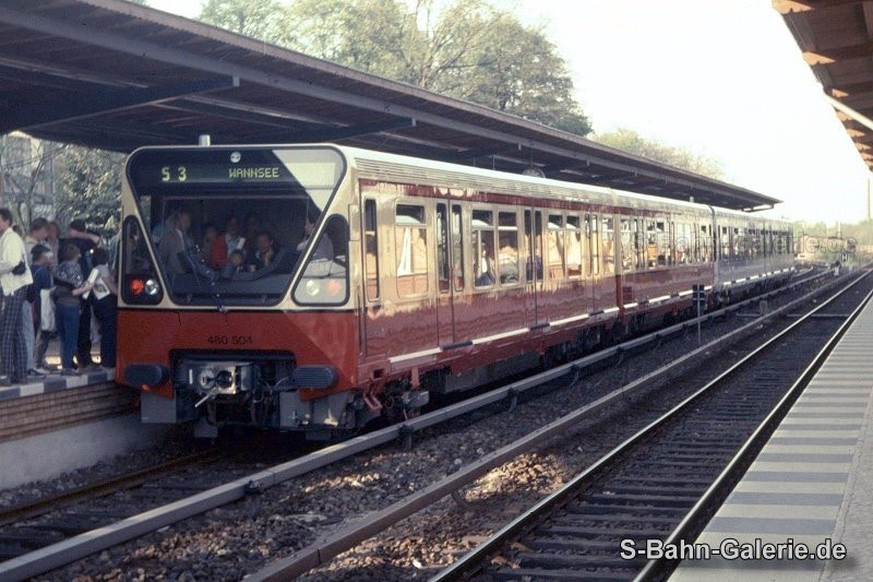 Prototyp 480 504 / 480 004 am 09.05.1987 in Berlin-Grunewald - S-Bahn-Galerie.de Prototyp 480 504 / 480 004 am 09.05.1987 in Berlin-Grunewald - S-Bahn-Galerie.de
