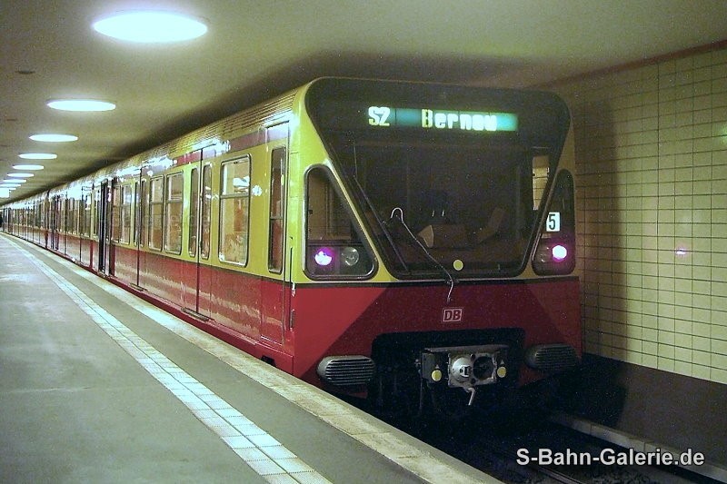 480 050 im Nord-Süd-Tunnel, Oranienburger Straße, 20.03.2004 - S-Bahn-Galerie.de 480 050 im Nord-Süd-Tunnel, Oranienburger Straße, 20.03.2004 - S-Bahn-Galerie.de
