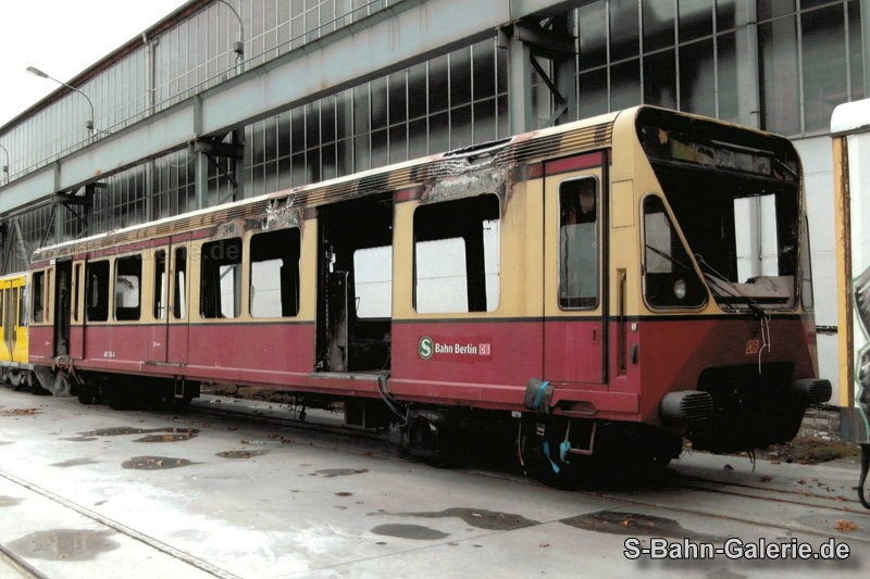 480 556 ausgebrannt im Februar 2009 im Adtranz-Werk in Hennigsdorf - S-Bahn-Galerie.de 480 556 ausgebrannt im Februar 2009 im Adtranz-Werk in Hennigsdorf - S-Bahn-Galerie.de