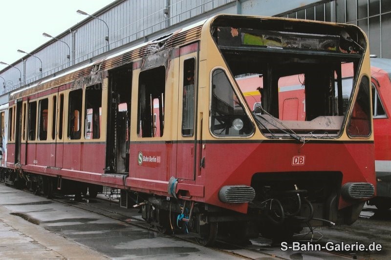 480 556 ausgebrannt im Februar 2009 im Adtranz-Werk in Hennigsdorf - S-Bahn-Galerie.de 480 556 ausgebrannt im Februar 2009 im Adtranz-Werk in Hennigsdorf - S-Bahn-Galerie.de