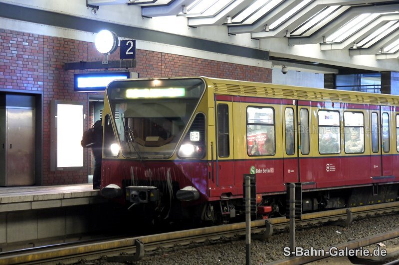 480 085 am 21.01.2013 mit Eiszapfen in Berlin-Gesundbrunnen - S-Bahn-Galerie.de 480 085 am 21.01.2013 mit Eiszapfen in Berlin-Gesundbrunnen - S-Bahn-Galerie.de