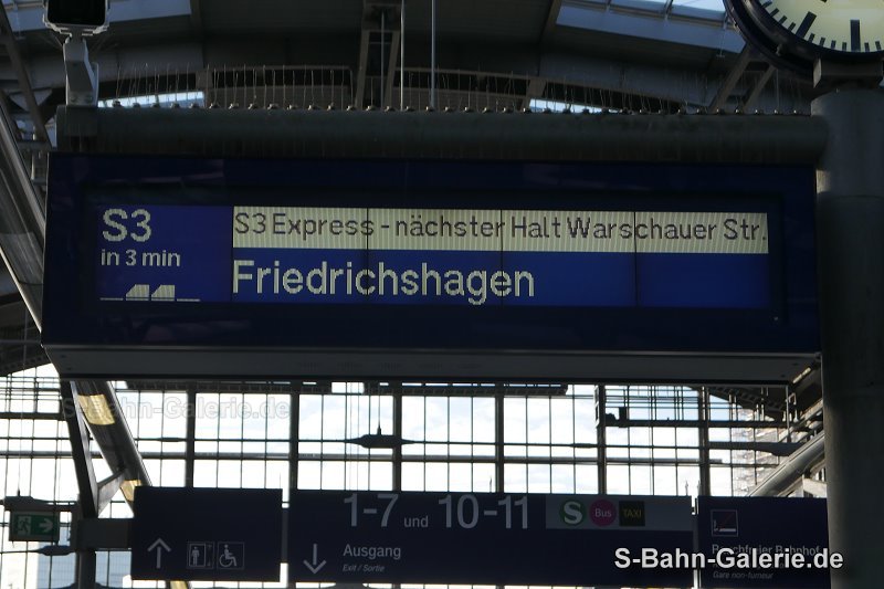 Bahnsteiganzeiger am 09.05.2025 in Berlin-Ostbahnhof - Foto Olaf Hoell - S-Bahn-Galerie.de Bahnsteiganzeiger am 09.05.2025 in Berlin-Ostbahnhof - Foto Olaf Hoell - S-Bahn-Galerie.de