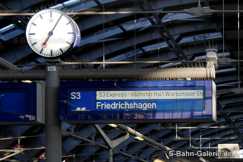 Bahnsteiganzeiger am 09.05.2025 in Berlin-Ostbahnhof - Foto Olaf Hoell - S-Bahn-Galerie.de Bahnsteiganzeiger am 09.05.2025 in Berlin-Ostbahnhof - Foto Olaf Hoell - S-Bahn-Galerie.de