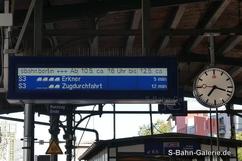 Bahnsteiganzeiger am 09.05.2025 in Berlin-Rummelsburg - Foto Olaf Hoell - S-Bahn-Galerie.de Bahnsteiganzeiger am 09.05.2025 in Berlin-Rummelsburg - Foto Olaf Hoell - S-Bahn-Galerie.de