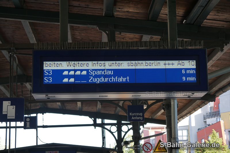 Bahnsteiganzeiger am 09.05.2025 in Berlin-Rummelsburg - Foto Olaf Hoell - S-Bahn-Galerie.de Bahnsteiganzeiger am 09.05.2025 in Berlin-Rummelsburg - Foto Olaf Hoell - S-Bahn-Galerie.de