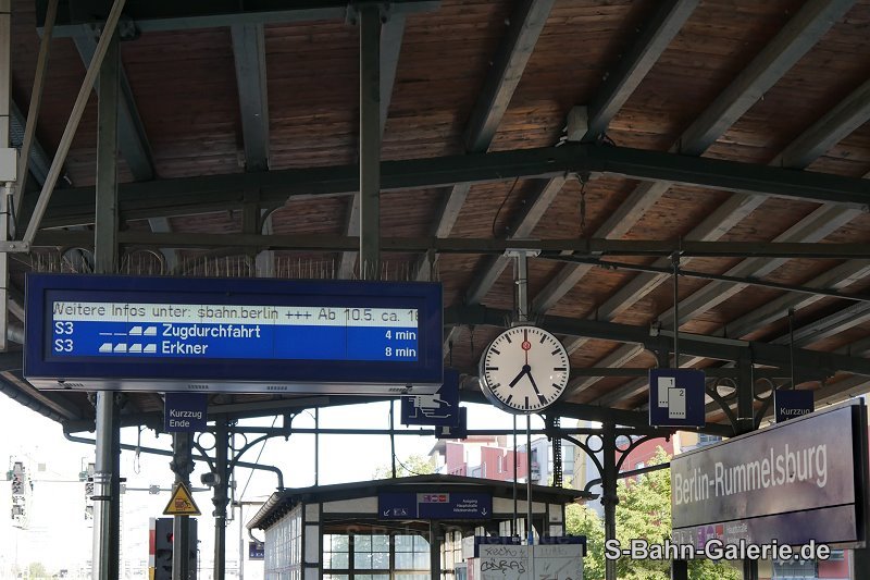 Bahnsteiganzeiger am 09.05.2025 in Berlin-Rummelsburg - Foto Olaf Hoell - S-Bahn-Galerie.de Bahnsteiganzeiger am 09.05.2025 in Berlin-Rummelsburg - Foto Olaf Hoell - S-Bahn-Galerie.de