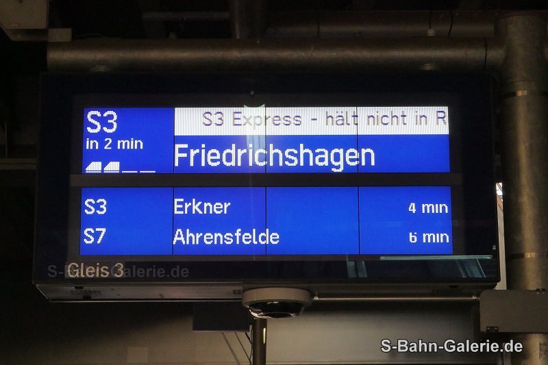 Bahnsteiganzeiger am 14.07.2025 in Berlin-Ostkreuz - Foto Olaf Hoell - S-Bahn-Galerie.de Bahnsteiganzeiger am 14.07.2025 in Berlin-Ostkreuz - Foto Olaf Hoell - S-Bahn-Galerie.de