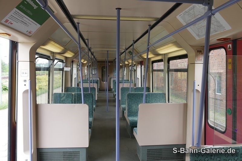 Fahrgastraum der 1. Serie - geliefert an die BVG - S-Bahn-Galerie.de Fahrgastraum der 1. Serie - geliefert an die BVG - S-Bahn-Galerie.de