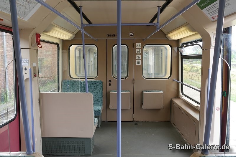 Fahrgastraum der 1. Serie - geliefert an die BVG - S-Bahn-Galerie.de Fahrgastraum der 1. Serie - geliefert an die BVG - S-Bahn-Galerie.de