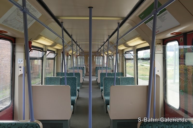 Fahrgastraum der 1. Serie - geliefert an die BVG - S-Bahn-Galerie.de Fahrgastraum der 1. Serie - geliefert an die BVG - S-Bahn-Galerie.de