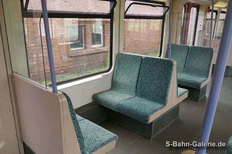 Fahrgastraum der 1. Serie - geliefert an die BVG - S-Bahn-Galerie.de Fahrgastraum der 1. Serie - geliefert an die BVG - S-Bahn-Galerie.de