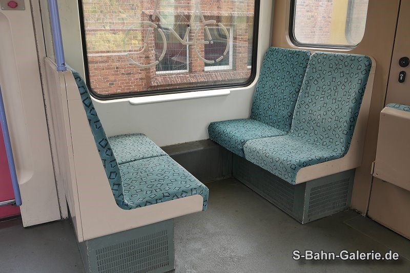 Fahrgastraum der 1. Serie - geliefert an die BVG - S-Bahn-Galerie.de Fahrgastraum der 1. Serie - geliefert an die BVG - S-Bahn-Galerie.de