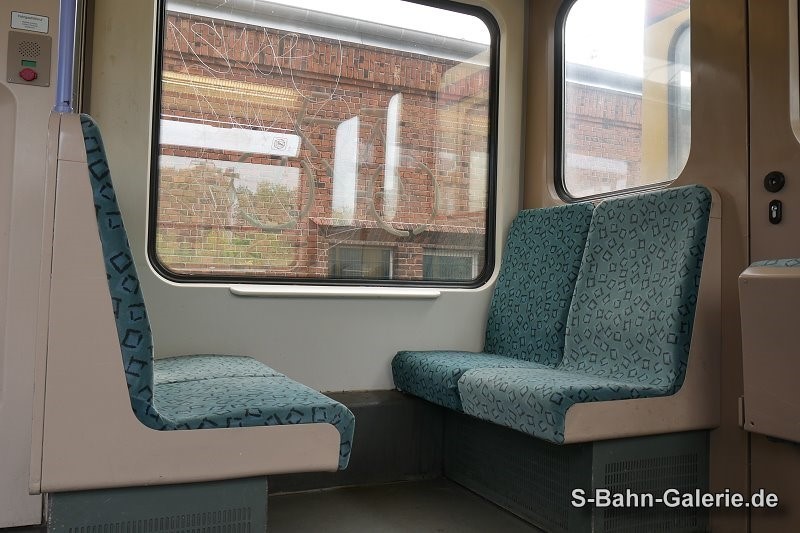 Fahrgastraum der 1. Serie - geliefert an die BVG - S-Bahn-Galerie.de Fahrgastraum der 1. Serie - geliefert an die BVG - S-Bahn-Galerie.de