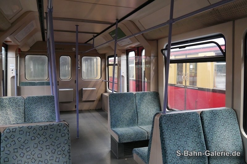 Fahrgastraum der 1. Serie - geliefert an die BVG - S-Bahn-Galerie.de Fahrgastraum der 1. Serie - geliefert an die BVG - S-Bahn-Galerie.de