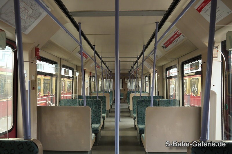 Fahrgastraum der 1. Serie - geliefert an die BVG - S-Bahn-Galerie.de Fahrgastraum der 1. Serie - geliefert an die BVG - S-Bahn-Galerie.de