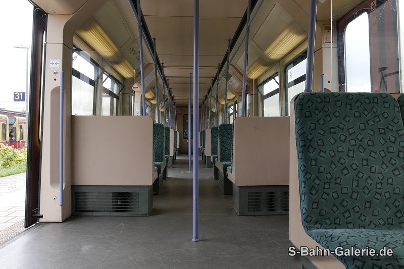 Fahrgastraum der 1. Serie - geliefert an die BVG - S-Bahn-Galerie.de Fahrgastraum der 1. Serie - geliefert an die BVG - S-Bahn-Galerie.de