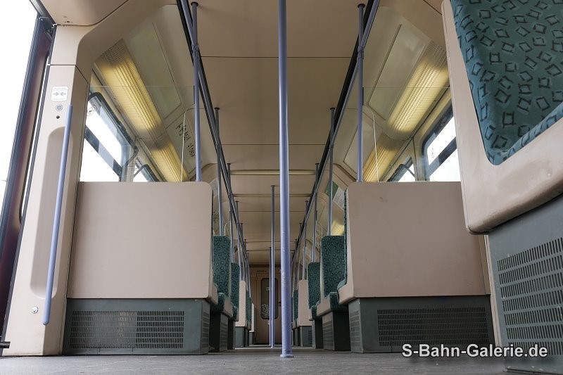 Fahrgastraum der 1. Serie - geliefert an die BVG - S-Bahn-Galerie.de Fahrgastraum der 1. Serie - geliefert an die BVG - S-Bahn-Galerie.de