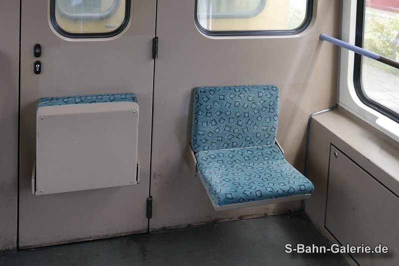 Fahrgastraum der 1. Serie - geliefert an die BVG - S-Bahn-Galerie.de Fahrgastraum der 1. Serie - geliefert an die BVG - S-Bahn-Galerie.de