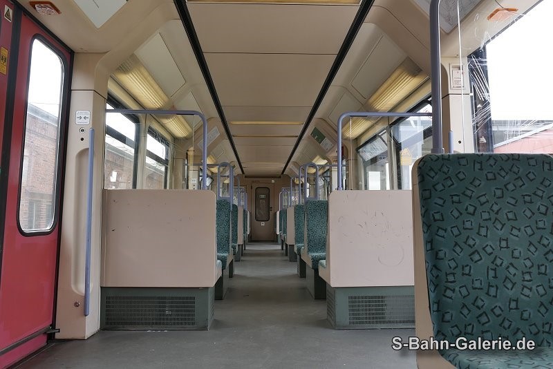 Fahrgastraum der 2. Serie - geliefert an die Deutsche Bahn AG - S-Bahn-Galerie.de Fahrgastraum der 2. Serie - geliefert an die Deutsche Bahn AG - S-Bahn-Galerie.de