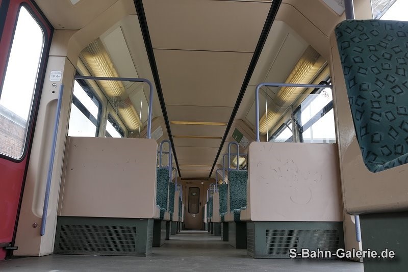 Fahrgastraum der 2. Serie - geliefert an die Deutsche Bahn AG - S-Bahn-Galerie.de Fahrgastraum der 2. Serie - geliefert an die Deutsche Bahn AG - S-Bahn-Galerie.de