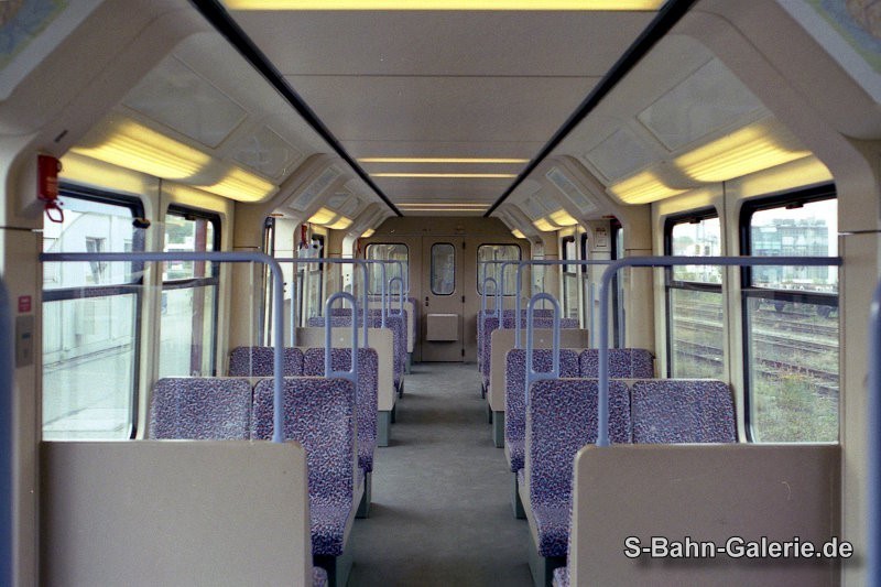 Fahrgastraum der 2. Serie - geliefert an die Deutsche Bahn AG - S-Bahn-Galerie.de Fahrgastraum der 2. Serie - geliefert an die Deutsche Bahn AG - S-Bahn-Galerie.de
