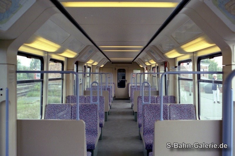 Fahrgastraum der 2. Serie - geliefert an die Deutsche Bahn AG - S-Bahn-Galerie.de Fahrgastraum der 2. Serie - geliefert an die Deutsche Bahn AG - S-Bahn-Galerie.de