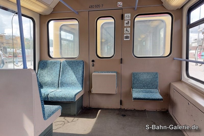 Fahrgastraum der 1. Serie - geliefert an die BVG - S-Bahn-Galerie.de Fahrgastraum der 1. Serie - geliefert an die BVG - S-Bahn-Galerie.de