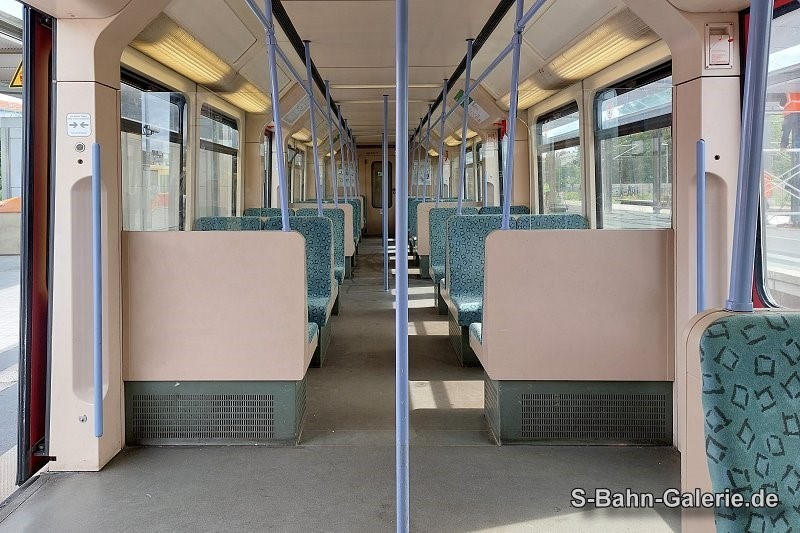 Fahrgastraum der 1. Serie - geliefert an die BVG - S-Bahn-Galerie.de Fahrgastraum der 1. Serie - geliefert an die BVG - S-Bahn-Galerie.de