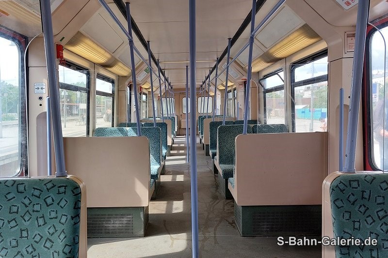 Fahrgastraum der 1. Serie - geliefert an die BVG - S-Bahn-Galerie.de Fahrgastraum der 1. Serie - geliefert an die BVG - S-Bahn-Galerie.de