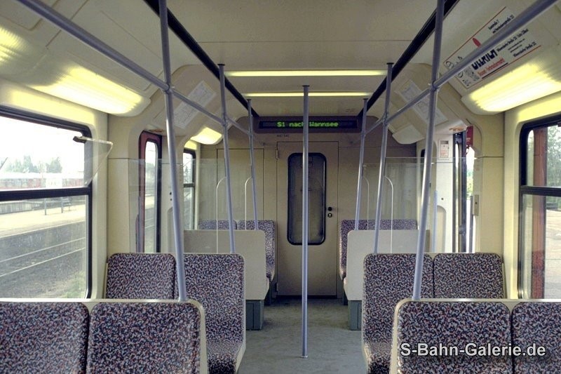 Fahrgastraum der 1. Serie - geliefert an die BVG - S-Bahn-Galerie.de Fahrgastraum der 1. Serie - geliefert an die BVG - S-Bahn-Galerie.de