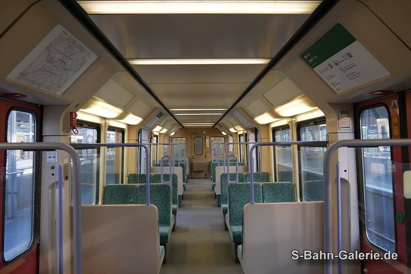 Fahrgastraum der 2. Serie - geliefert an die Deutsche Bahn AG - S-Bahn-Galerie.de Fahrgastraum der 2. Serie - geliefert an die Deutsche Bahn AG - S-Bahn-Galerie.de