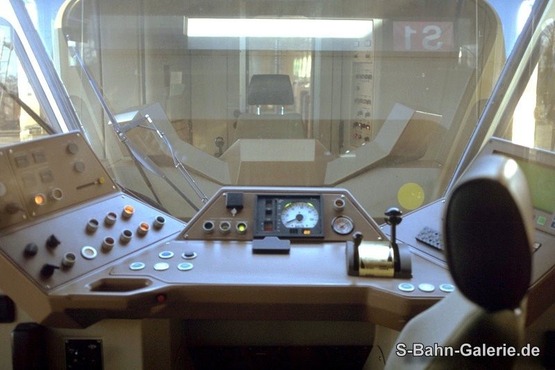 Führerstand der Serienfahrzeuge der Baureihe 480 - S-Bahn-Galerie.de Führerstand der Serienfahrzeuge der Baureihe 480 - S-Bahn-Galerie.de
